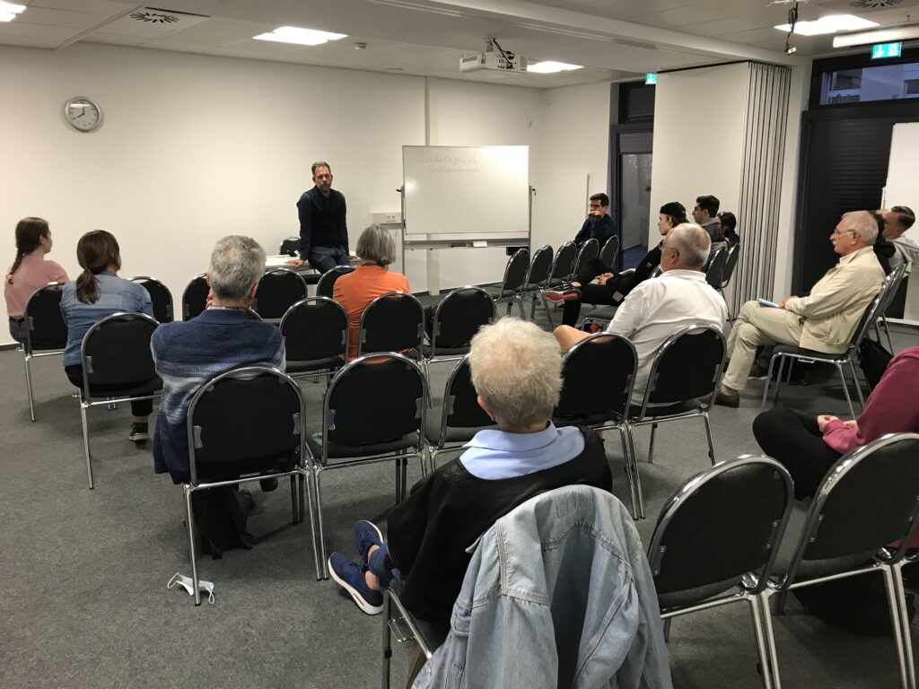 Teilnehmende diskutieren mit Herrn Florack