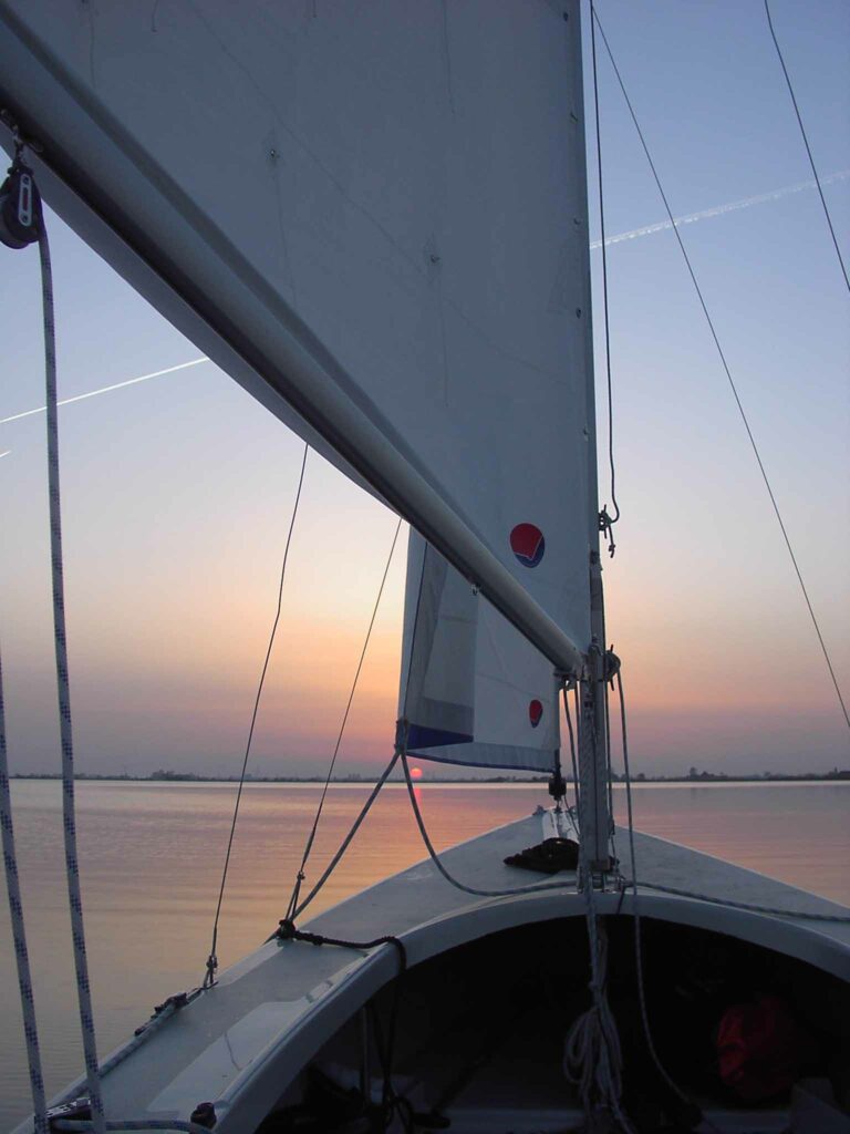 Segeln im Sonnenuntergang