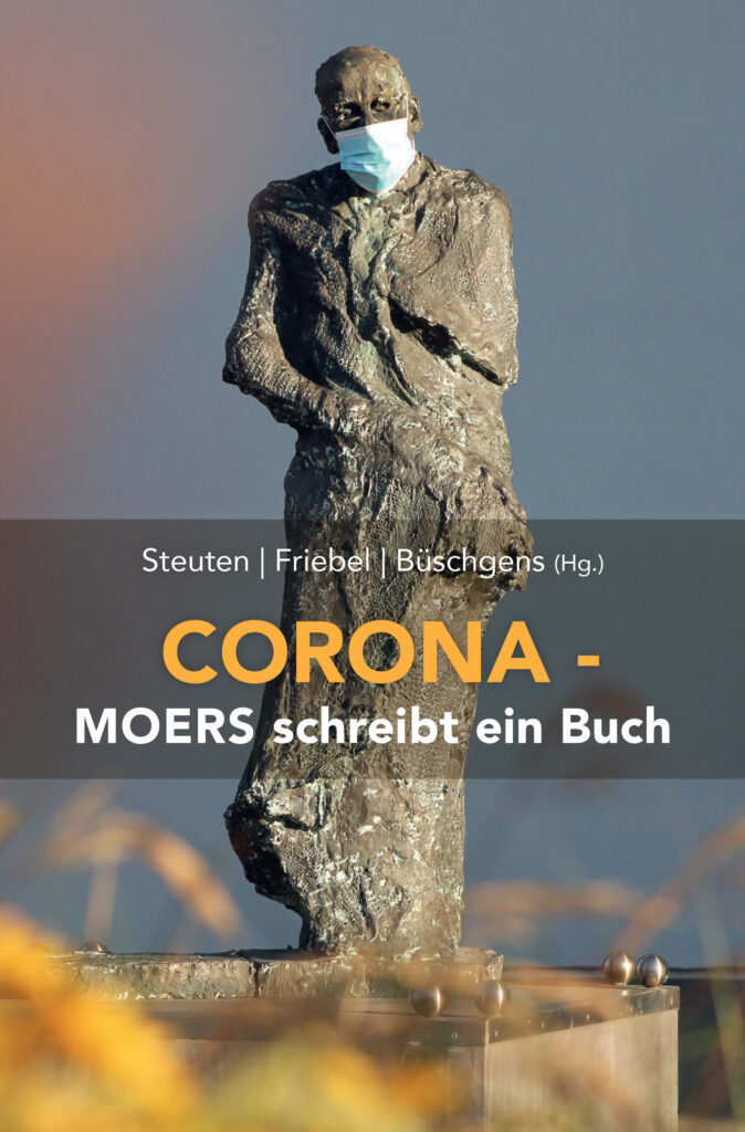 Ein Foto von der Hanns Dieter Hüsch Statue mit Maske