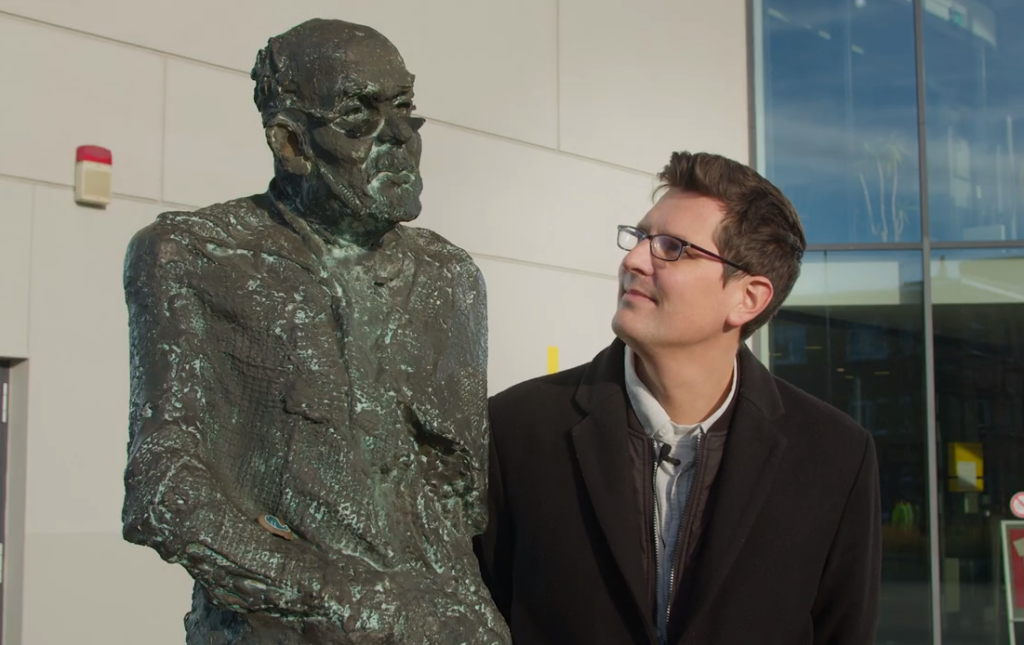Tim Henning steht vor dem Bildungszentrum