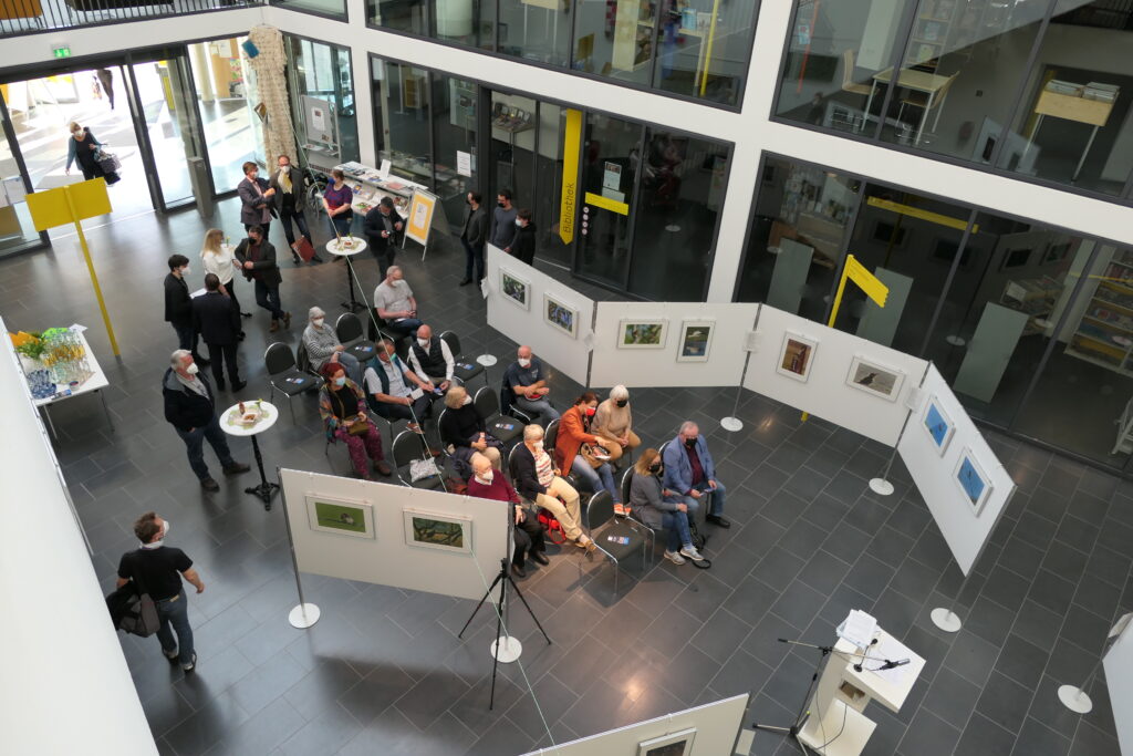 Ausstellungseröffnung, viele Menschn