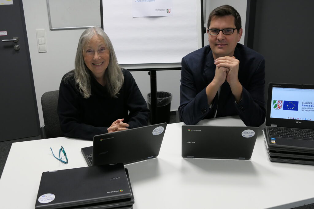 Die stellvertretende vhs-Leiterin Kirsten Peters und vhs-Fachbereichsleiter Tim Henning freuen sich über die neuen Tablets.