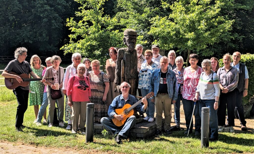 An der Gedenkstation „KZ Börgermoor“, wo eine Skulptur an das Schicksal der „Moorsoldaten“ erinnert, sangen die Teilnehmer der Studienfahrt gemeinsam das Moorsoldatenlied.