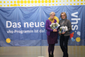 Frau Schieren-Ohl und Frau Simon stellen das neue Programmheft vor