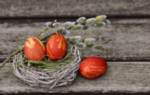 Bunte Eier im Osternest