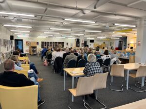 50 Zuhörer bei der Buchvorstellung