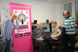 Lukas Hollenberg, Helmut Hahues, Christel Kreischer und Harald Hau gehören zum festen Stamm beim Bürgerfunk von Radio K.W. (v.l., Foto: pst)