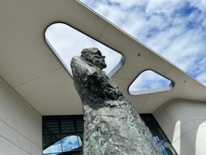 Hanns Dieter Hüsch vor dem Bildungszentrum aus neuer Perspektive