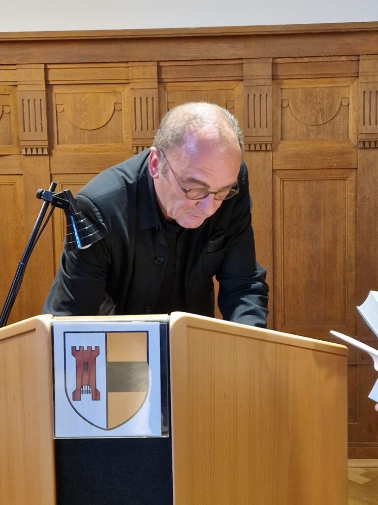 Robert Menasse signiert seine Bücher