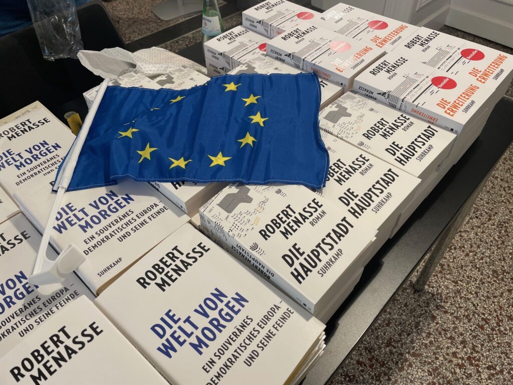 Bücher und Europaflagge
