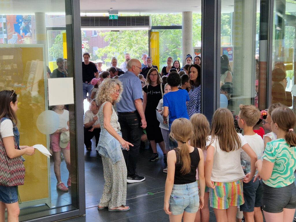 Aufgeregte Kinder bei der Eröffnung