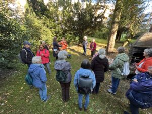 Menschen stehen im Wald und lauschen einem Gedicht