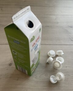 Milchkarton mit Deckeln